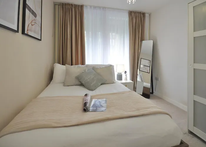 Modern 2 Bedroom Apartment Steps From Vauxhall St