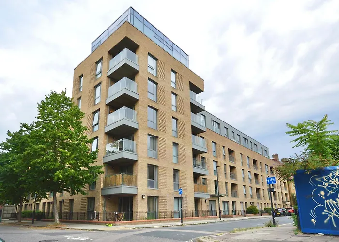 Modern 2 Bedroom Apartment Steps From Vauxhall St